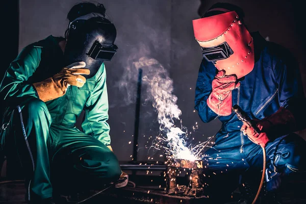 Travaux de soudage des métaux en acier utilisant une machine de soudage à l'arc électrique — Photo