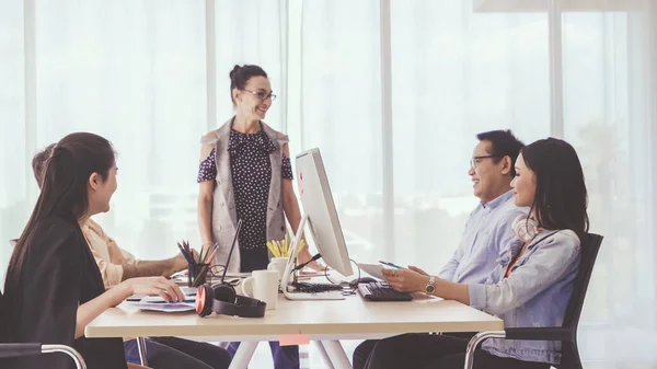 Senior leader giving advice speech to team members — Stock Photo, Image