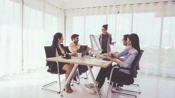 Líder principal dando un discurso de consejo a los miembros del equipo — Foto de Stock