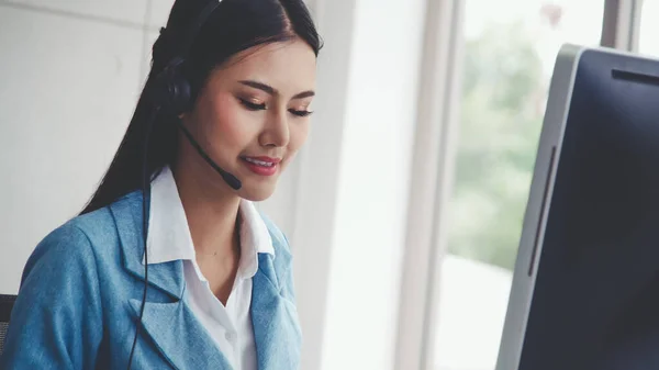 Customer support agent of call center met headset — Stockfoto