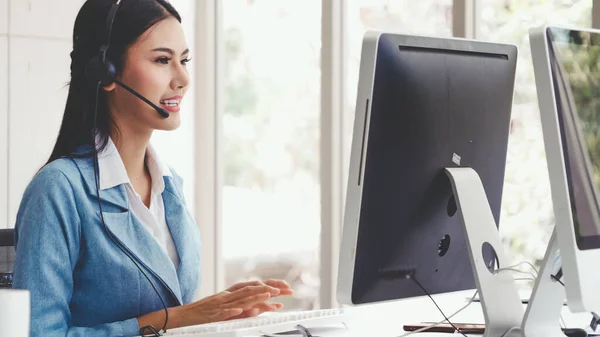 Customer support agent of call center met headset — Stockfoto