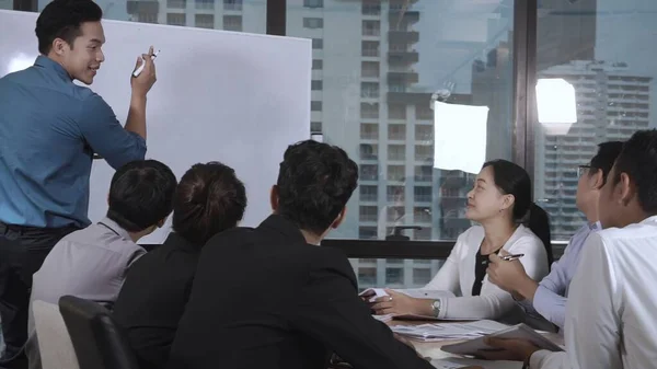 Los empresarios asiáticos discuten estrategia de marketing. — Foto de Stock