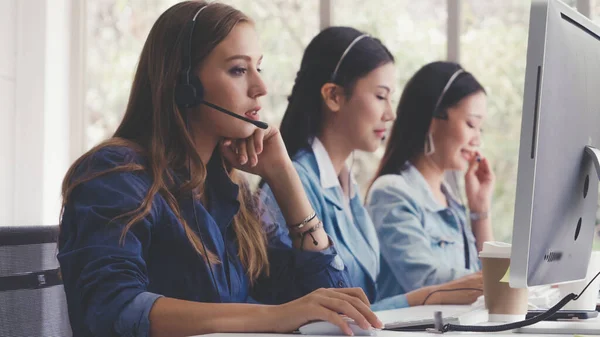 Agente de atención al cliente o centro de llamadas con auriculares —  Fotos de Stock