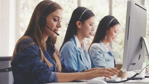 Agente de atención al cliente o centro de llamadas con auriculares —  Fotos de Stock