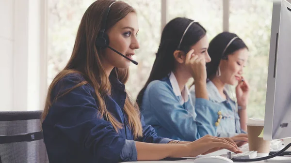 Agente de atención al cliente o centro de llamadas con auriculares —  Fotos de Stock