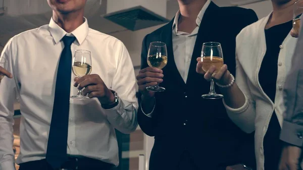 Gente de negocios exitosa bebiendo vino en la pelota. — Foto de Stock