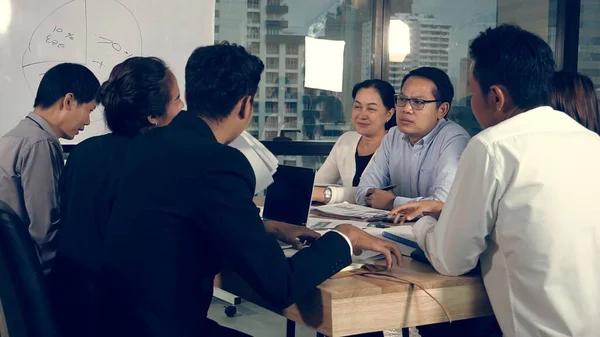 Los empresarios asiáticos discuten estrategia de marketing. — Foto de Stock