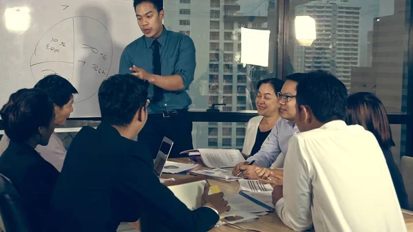 Asian business people discuss marketing strategy. — Stock Photo, Image