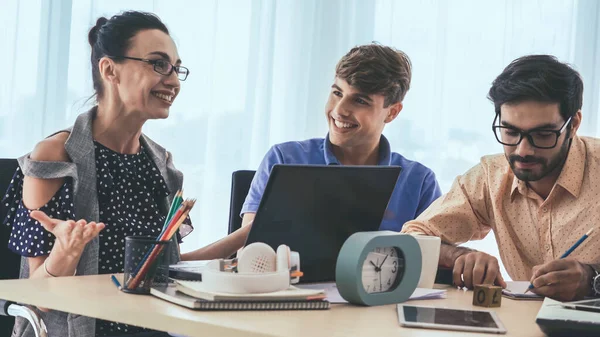 Reunión de grupo de gente de negocios creativa oficina. — Foto de Stock