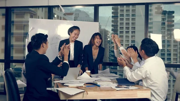 Pessoas de negócios asiáticas bem sucedidas celebram o sucesso — Fotografia de Stock