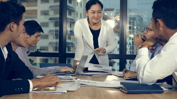 Asian business people discuss marketing strategy. — Stock Photo, Image