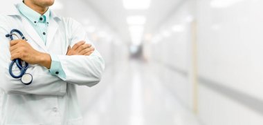 Hastane ofisinde duran erkek doktor..