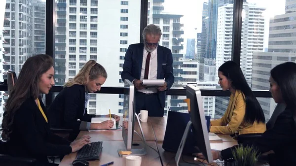 Un cadre supérieur donne un discours-conseil aux membres de l'équipe — Photo