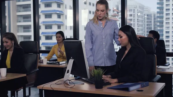 Líder joven da consejos a trabajadora joven. — Foto de Stock