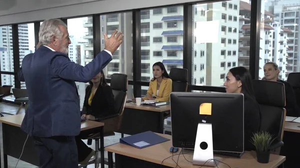 Un cadre supérieur donne un discours-conseil aux membres de l'équipe — Photo