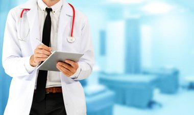 Hastanede tablet bilgisayar kullanan bir doktor..