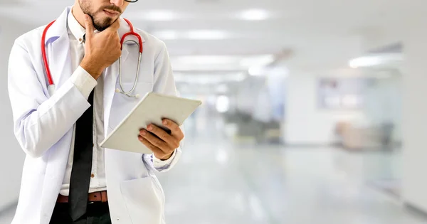 Médico usando tableta en el hospital. —  Fotos de Stock