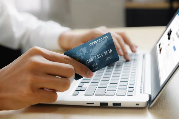 Joven uso de tarjeta de crédito para compras en línea — Foto de Stock