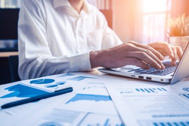 İşadamı borsa araştırmalarının verilerini analiz ediyor.