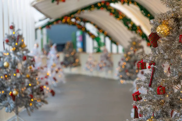 街の歩道に沿ってクリスマスツリーの装飾. — ストック写真