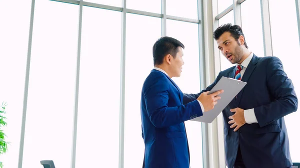 Two business people talk project strategy at office — Stock Photo, Image