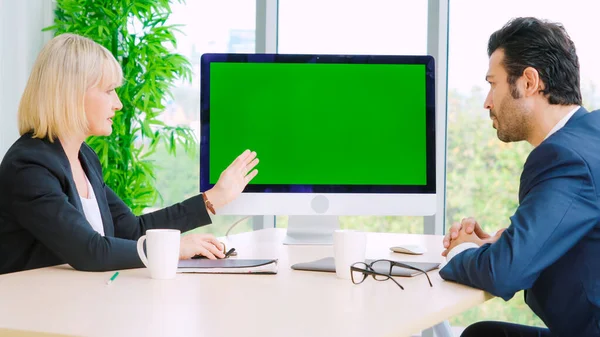 Zakenmensen in de vergaderzaal met groen scherm — Stockfoto