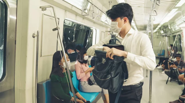 Dav lidí v masce obličeje na přeplněné veřejné metro cestování vlakem — Stock fotografie