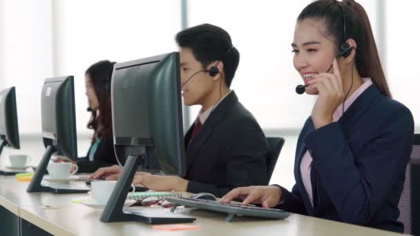 Gente de negocios con auriculares trabajando en la oficina — Vídeos de Stock