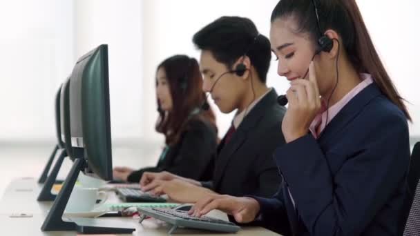 Gente de negocios con auriculares trabajando en la oficina — Vídeos de Stock