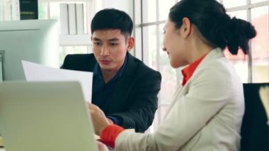 İki iş adamı ofiste proje stratejisi hakkında konuşuyor