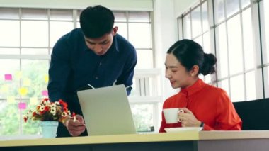 İki iş adamı ofiste proje stratejisi hakkında konuşuyor