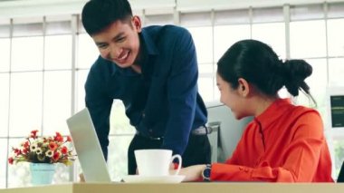 İki iş adamı ofiste proje stratejisi hakkında konuşuyor