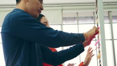 İş adamları proje planlama kurulunda çalışıyor