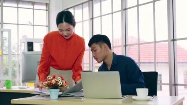 İki iş adamı ofiste proje stratejisi hakkında konuşuyor