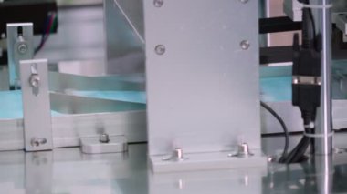 Modern fabrikada yüz maskesi üretim hattı
