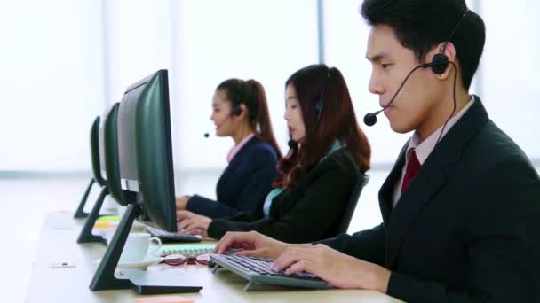 Geschäftsleute mit Headset arbeiten im Büro
