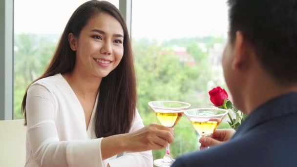 Glückliches romantisches Paar beim Mittagessen im Restaurant — Stockvideo