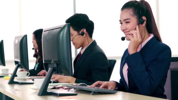 Gente de negocios con auriculares trabajando en la oficina — Vídeos de Stock