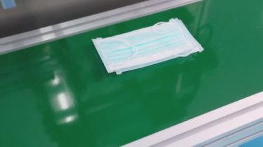 Modern fabrikada yüz maskesi üretim hattı