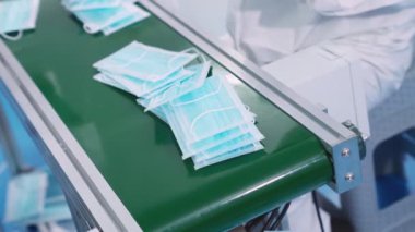 Modern fabrikada yüz maskesi üretim hattı