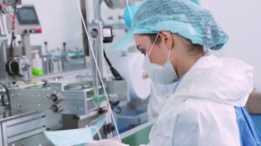 Modern fabrikada yüz maskesi üretim hattı