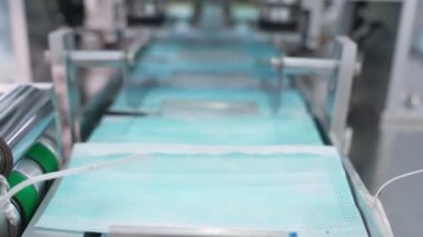 Modern fabrikada yüz maskesi üretim hattı