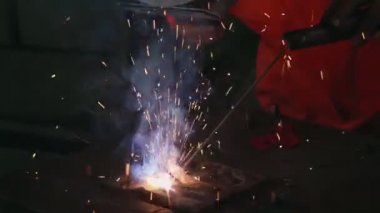 Yay kaynak makinesiyle çalışan metal kaynakçı