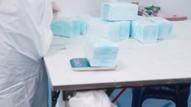 Modern fabrikada yüz maskesi üretim hattı