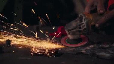 Profesyonel tamirci çelik metali kesiyor..