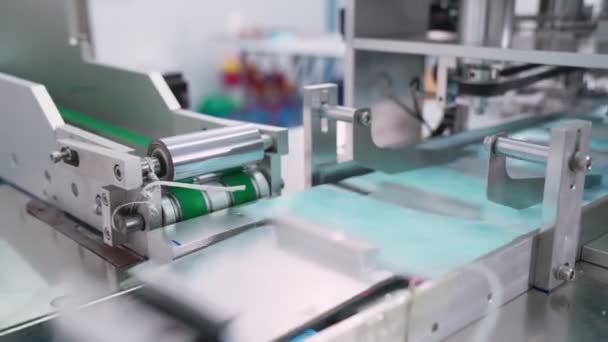 Hadapi garis produksi masker di pabrik modern — Stok Video