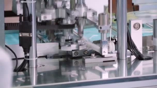 Hadapi garis produksi masker di pabrik modern — Stok Video