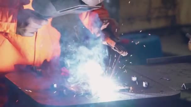 Soldador de metal trabalhando com máquina de solda a arco — Vídeo de Stock