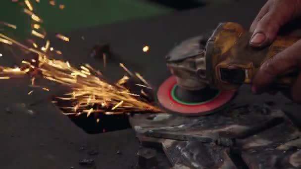 Mecânico profissional está cortando metal de aço. — Vídeo de Stock