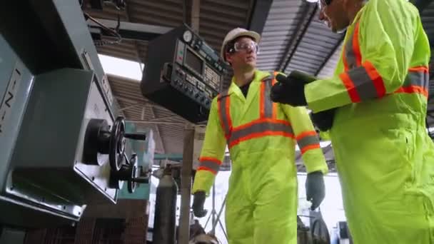 Grupp av fabriksarbetare som använder maskinutrustning i fabriksverkstaden — Stockvideo